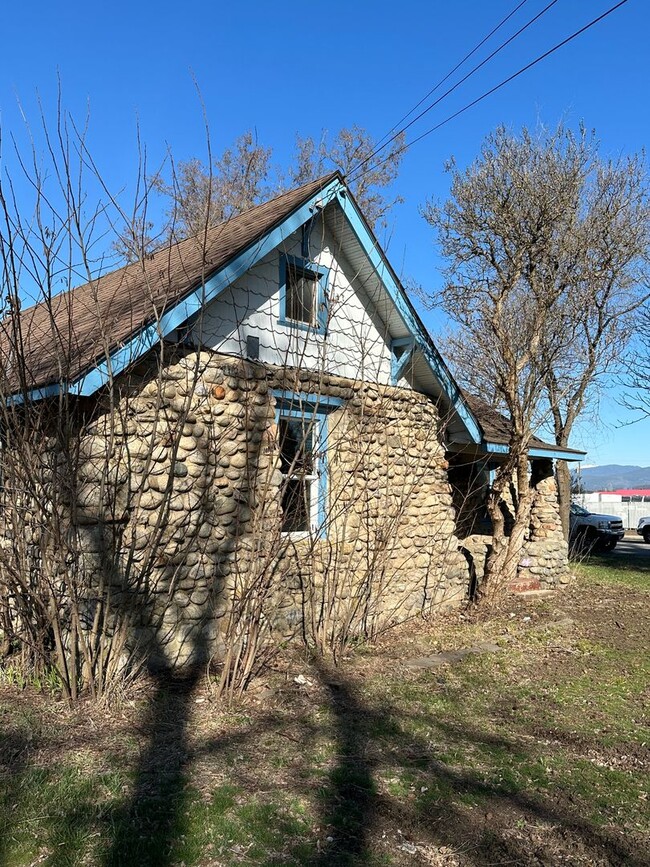 Building Photo - Quaint home with unique charm!