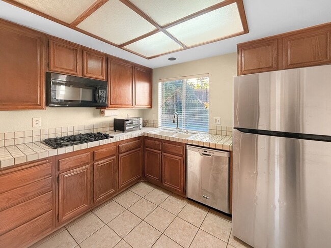 Building Photo - Beautiful 4BR/2.5BA Home Featuring a Large...