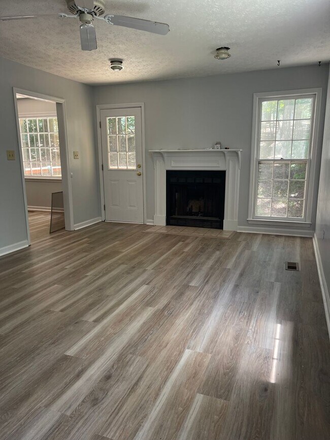 Building Photo - Westwood Hills! 3 BR 2 1/2 Bath home off M...