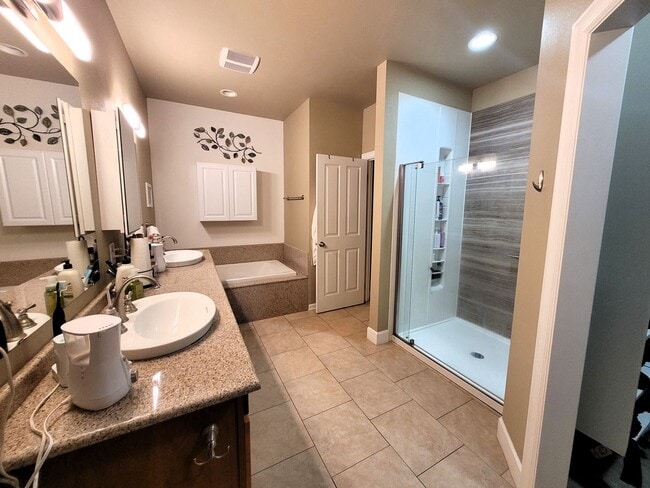 Building Photo - Beautiful Home in Desirable Geneva Neighborhood - 2700 sqft