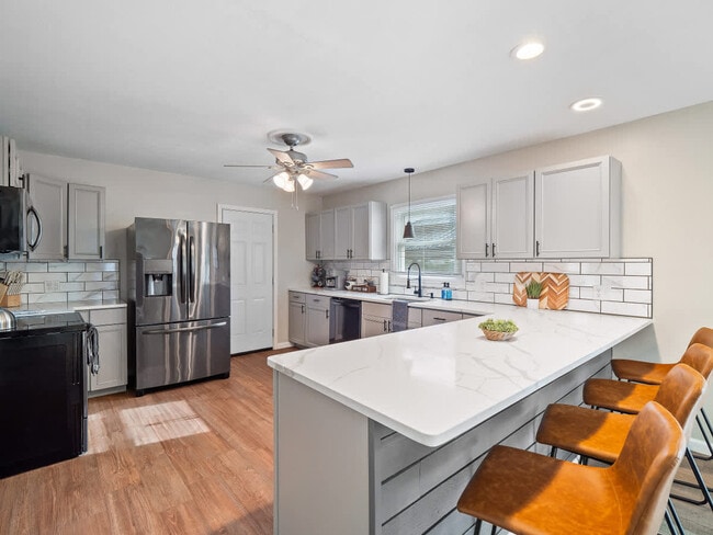 Building Photo - 4861 Pineview Dr