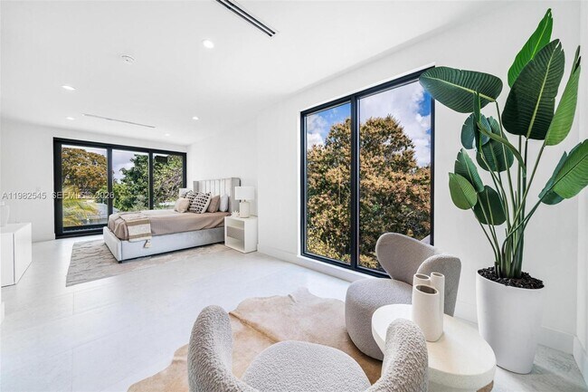 Building Photo - 2937 SW 21st St