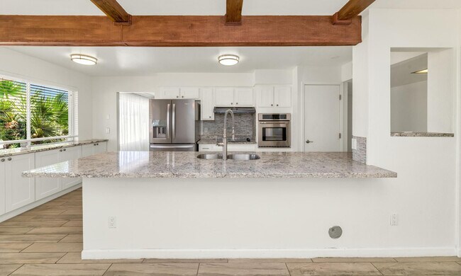 Building Photo - 3904 E Sahuaro Dr