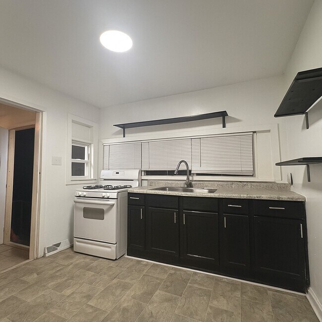 Building Photo - 540 Blaine Ave