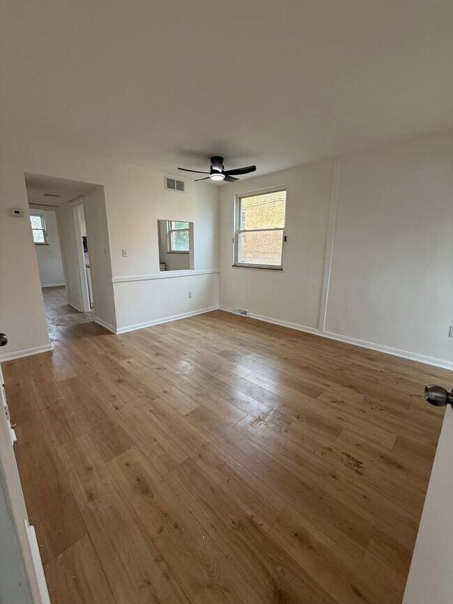 Building Photo - Spacious 1-Bedroom Apartment near the Lake!