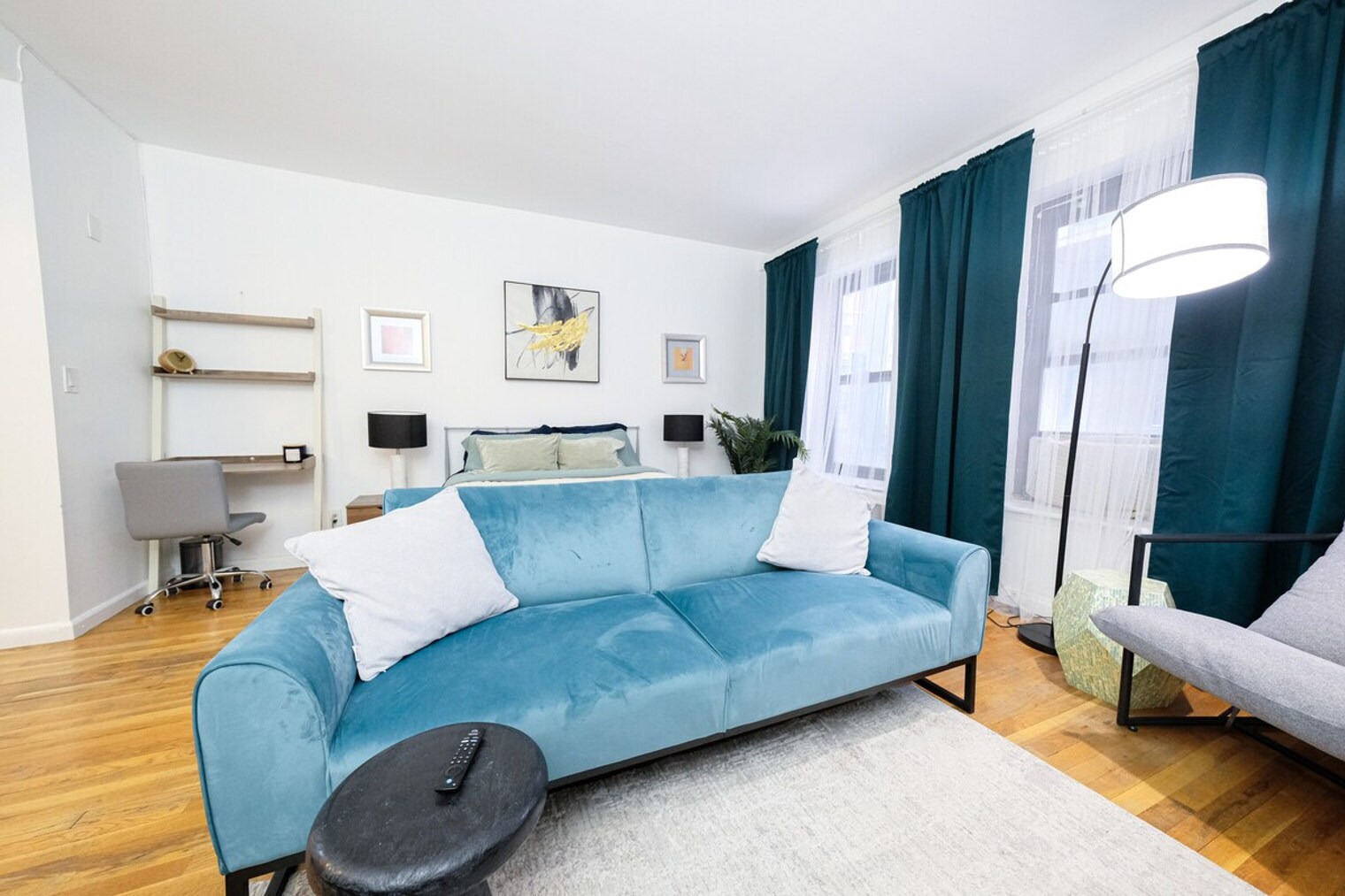 Building Photo - 305 E 95th St