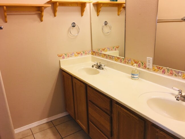 Building Photo - Very nice 2 Br house with 1 car garage