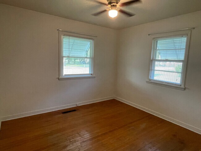 Building Photo - 156 E Cox St