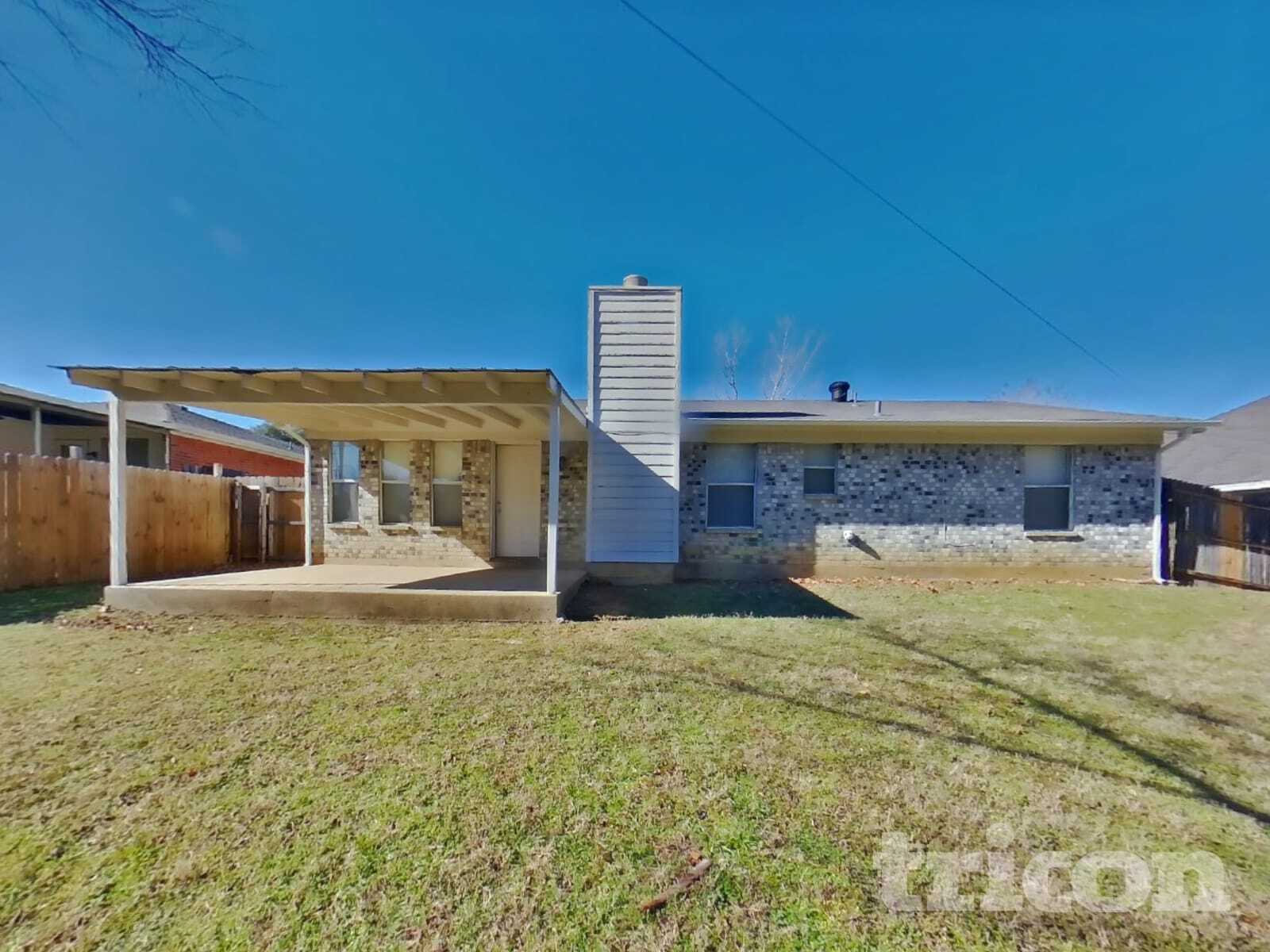 Building Photo - 811 Young Dr