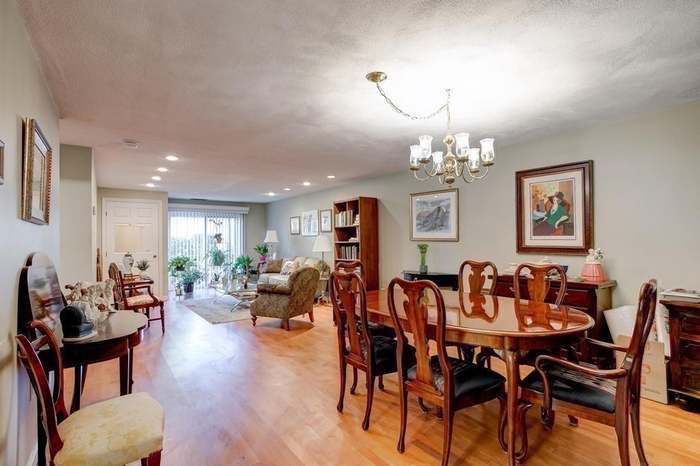 Living & dining area - 8 Ledgewood Way