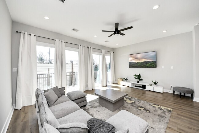 Building Photo - 410 E 41st St