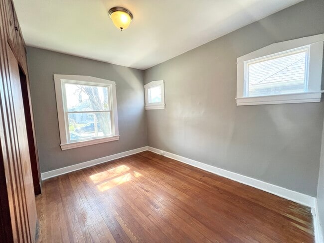 Building Photo - 2121 W Lee St