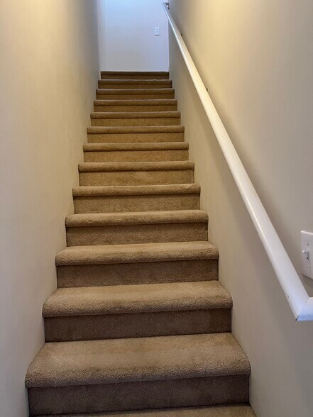 Stairway going up stairs - 129 Perkins Pl