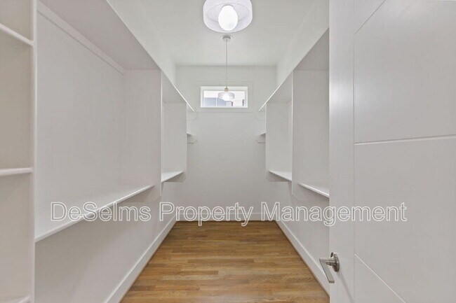 Building Photo - 807 13th Ave S