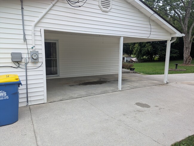 Building Photo - 908 Columbia Rd