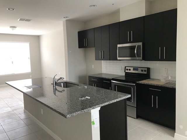 Building Photo - 3 bedroom and 2 bathrooms townhome