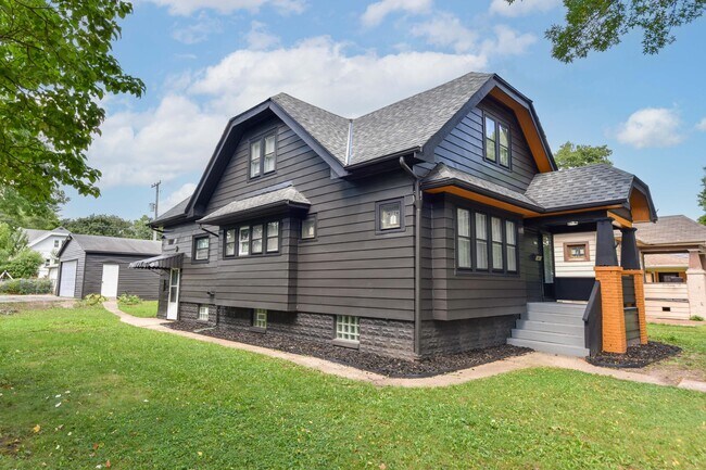 Building Photo - 4831 N 70th St