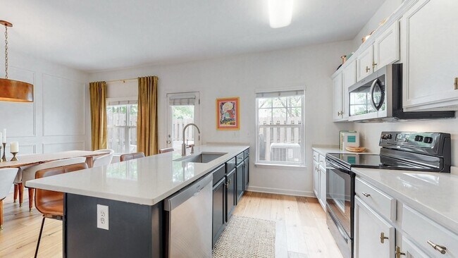Building Photo - 553 Rosedale Ave