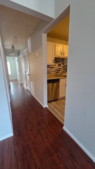 Building Photo - 1982 Willings Ln