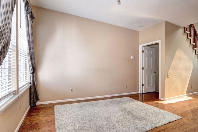 Building Photo - 2bed 2 bath townhome located in the Southp...