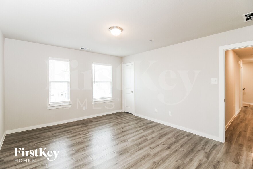 Building Photo - 618 Ava Trl