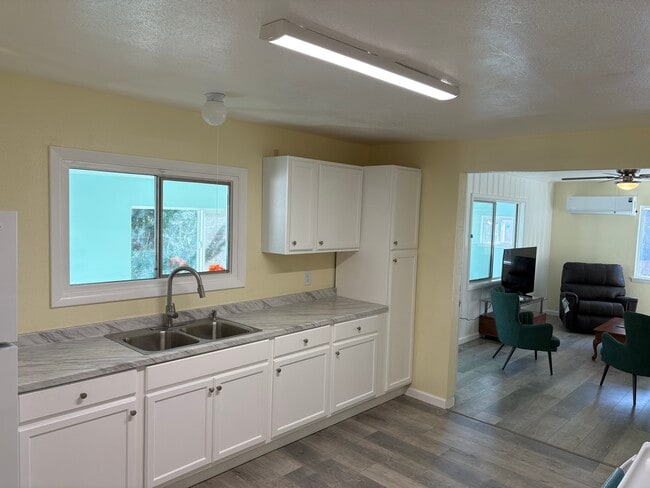 Building Photo - 620 Meadow Ln