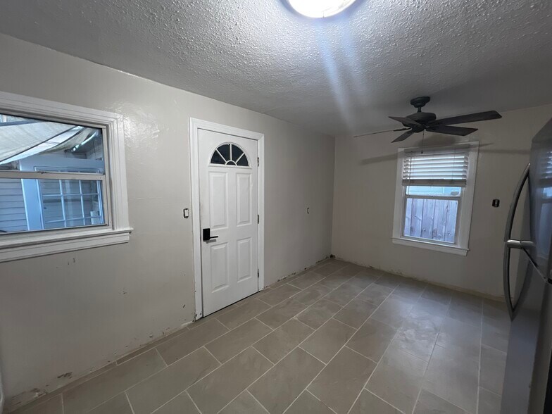 Building Photo - 3730 3rd Ave N