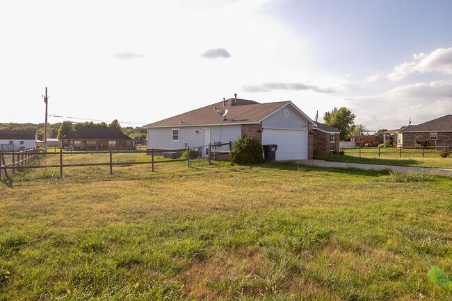 Building Photo - 3 Bed / 2 Bath in Collinsville!