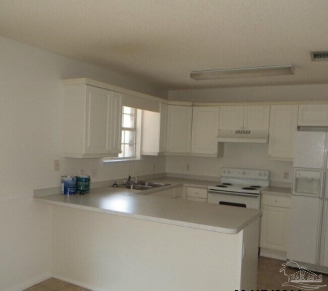Building Photo - 5491 Chantilly Cir