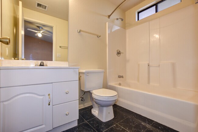 Building Photo - 3 Bedroom 3 Bath home in Diamond Valley!