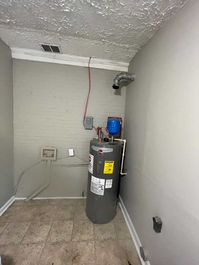 Building Photo - **UPCOMING**4 Bedroom / 2 Bathroom Home fo...