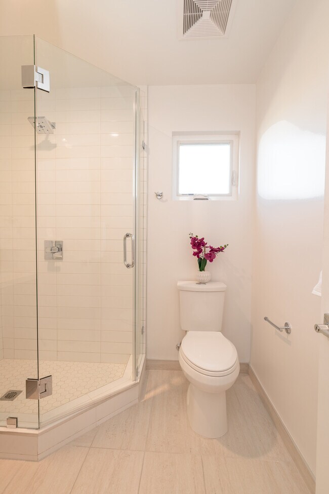 Building Photo - Two Bedroom Town Home-style Like Near NoHo...