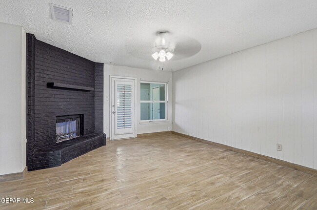 Building Photo - 2624 Lake Victoria Dr