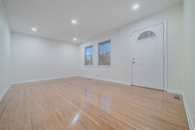 Building Photo - Spacious & Newly Renovated 5-Bedroom Home Available May 9!