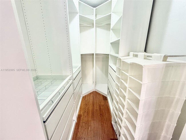 Building Photo - 901 NE 14th Ave