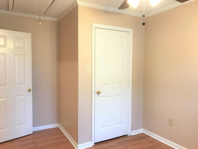 Building Photo - Lovely 3 Bedroom/2 Bathroom… Waiting for Y...