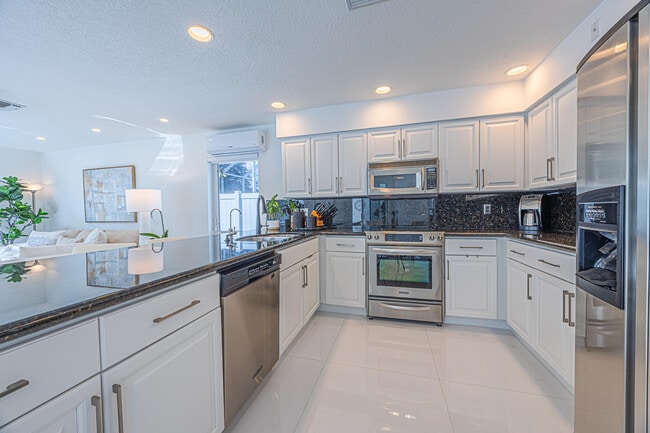 Building Photo - 23246 L'Ermitage Cir