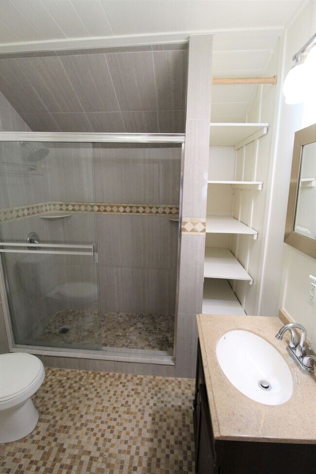 Building Photo - Downtown Ventura Bungalow with Beautiful Y...