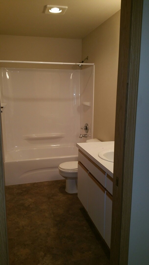 Building Photo - $1745.00 Emerald Court 2 bedroom 1 1/2 bath Puyallup Townhouse!