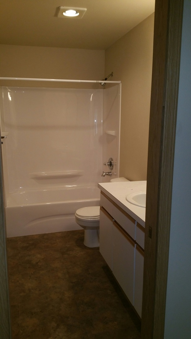 Building Photo - MOVE IN SPECIAL $500 OFF MOVE IN COSTS.  Emerald Court 2 bedroom 1 1/2 bath. 1 carport Puyallup T...