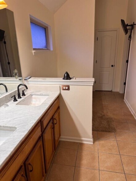 master bedroom suite - 31 Farestone Cv