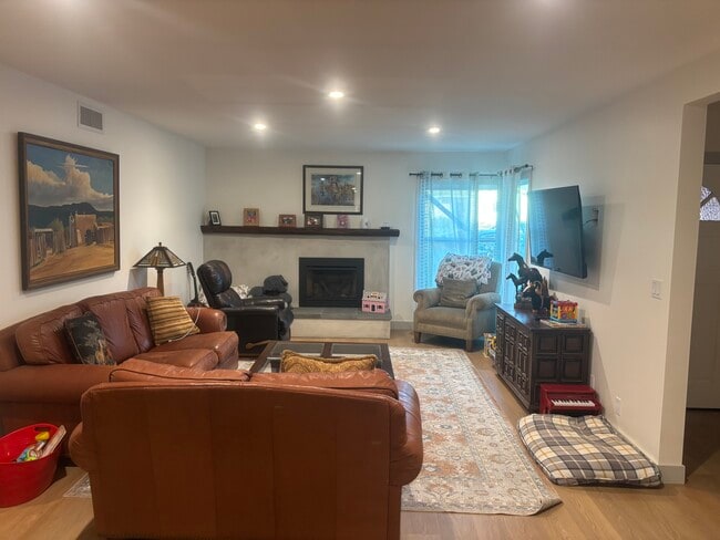 Building Photo - 545 Thumbelina Dr