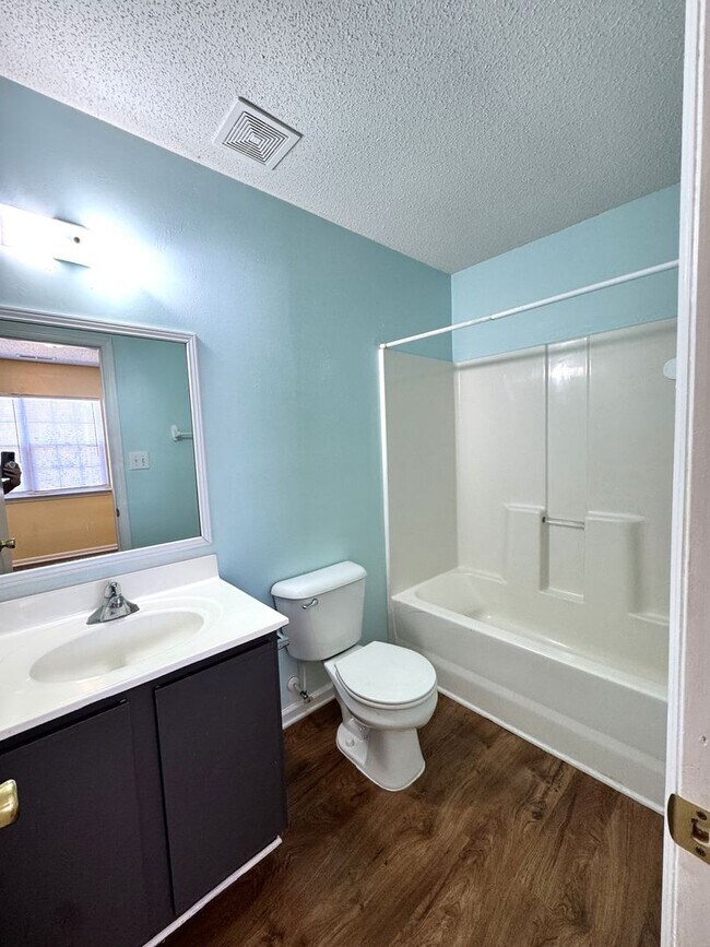 Building Photo - 2BR/2.5 Bath Townhome Minutes to Camp Lejuene