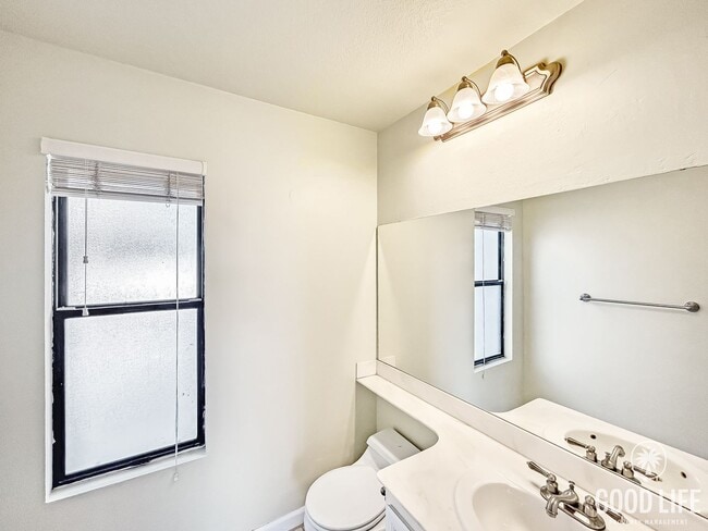 Building Photo - Beautiful 2BD/2.5BA W/ Updated Kitchen, and Attached Garage in Bay Ho!