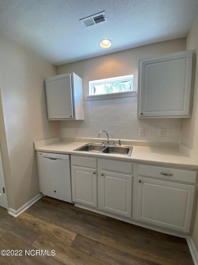 Building Photo - 2119 Hurt Dr