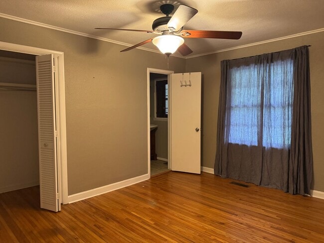 Building Photo - Charming 3 bedroom,  2 Bathroom in the cen...
