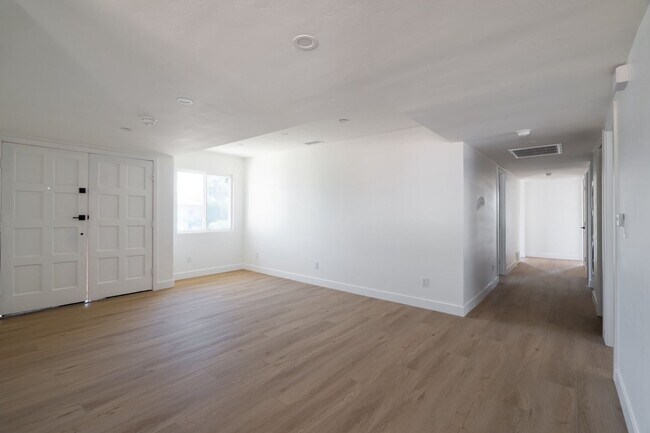 Building Photo - Central air conditioning!