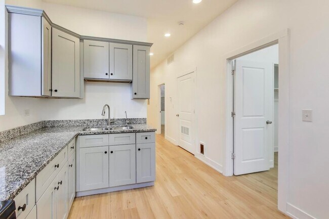 Building Photo - 1908 W 48th St