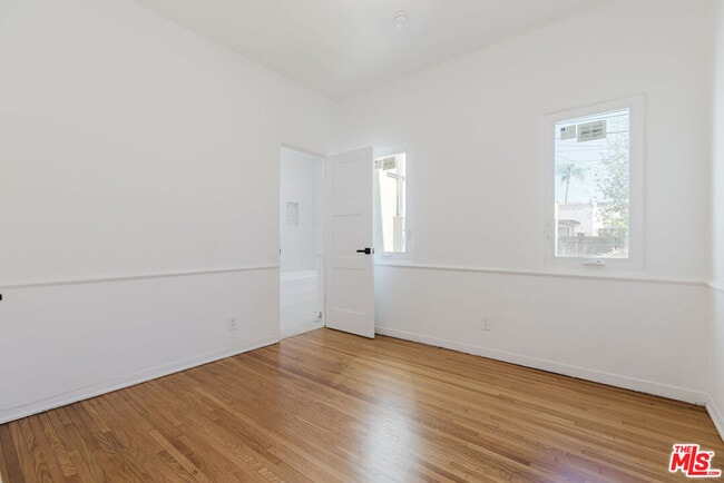 Building Photo - 1122 S Tremaine Ave