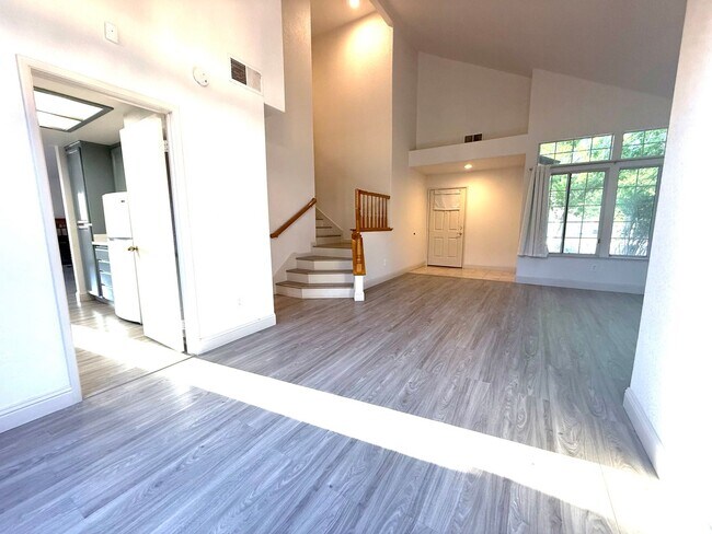Building Photo - Beautiful 2 Story 4 Bedroom 2.5 Bath Home ...